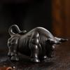 Pet de Chá de Argila Roxa Yixing Ornamento do Signo Touro Escultura de Argila de Bronze Feita à Mão Estatueta de Touro Acessórios para Conjunto de Chá Pode Ser Usado para Cerimônia do Chá
