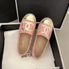 Mocassins Casuais Prateados Estilo Francês Slip-On para Mulheres, Modelo Novo 2025 com Sola Grossa, Sapatos de Pescador Rasos Tecidos Inspirados em Chanel