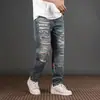 Nuevos jeans rotos de primavera y otoño para hombres a la moda, estilo Hong Kong, elegantes y únicos, estilo callejero, de nicho, pantalones versátiles de pierna recta hasta el suelo