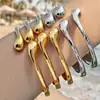 Pulsera Abierta Oumaka Estilo Europeo y Americano para Mujer, Brazalete de Acero Inoxidable de Alta Gama Chapado en Oro de 18 Quilates