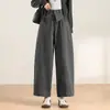 Traje moderno y elegante con pantalones de pierna ancha para otoño de 2026, con un diseño asimétrico, cintura alta, corte relajado y panel trasero estilo delantal.