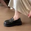 Mocassins de sola grossa estilo britânico para mulheres, novo modelo outono 2026, sapatos pretos slip-on com fivela de metal, versáteis para o dia a dia