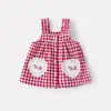Estilo Nuevo de Verano Encaje Dulce Parche de Corazón Cuadros Tirantes para Bebés y Niños Pequeños, Elegante Conjunto de Dos Piezas con Pantalones de Mezclilla para Bebés Niñas