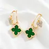 Pendientes Europeos y Americanos Transfronterizos para Mujer, Diseño de Trébol Geométrico con Goteo de Aceite y Tachuelas Incrustadas de Diamantes, Pendientes Versátiles y de Alta Gama