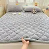 2026 Nuevo Invierno Cálido Leche Polar Estampado Engrosado Suave Colchón Invierno Más Terciopelo Almohadilla Protectora Almohadilla de Cama Estudiante