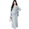 Roupa de maternidade para o outono, novo estilo fashion, vestido com suspensório da mamãe da moda com cardigã de manga comprida, versão coreana, conjunto de duas peças emagrecedor para gestantes
