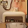 Se puede colocar un banco en la entrada del vestíbulo, sirviendo como banco para cambiarse los zapatos, un banco largo, un banco al pie de la cama, o un banco acolchado suave para el vestidor o el probador, proporcionando un lugar para descansar.