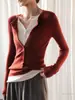 Qiaomi STUDIO Rojo Cuello en V Manga Larga Falso Dos Piezas Suéter de Punto para Mujer Otoño/Invierno 2026 Adelgazante Favorecedor Top