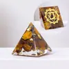 Pirámide de Resina con Grava de Cristal Natural Torre de Energía para Escritorio del Hogar Adorno de Decoración de Yoga de Cristal y Resina Venta al por Mayor