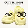 Sandálias de coelho com óculos fofos para uso externo no verão, chinelos de EVA antiderrapantes com toque macio, tamancos femininos, sapatos de uso duplo