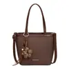 Coleção Outono 2026: Bolsas tote estilosas e casuais para mulheres, com um design simples e elegante, perfeitas para o dia a dia e que podem ser carregadas no ombro ou na transversal.