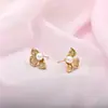 Aretes de Flor de Tres Pétalos con Perlas y Agujas de Plata S925, Disponibles en Colores Dorado y Plateado, Presentan Pétalos con Textura Escarchada Combinados con Perlas Redondas