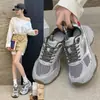 Zapatillas de papá de malla transpirable de cuero sintético para mujer, nuevo estilo primavera y otoño 2026, zapatos de mujer de suela gruesa que aumentan la altura, zapatillas deportivas casuales versátiles