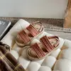 Sandálias Estilo Étnico para Meninas Verão 2024 Novas Casuais Sola Macia Criança Média Criança Grande Estudante Retro Sapatos de Praia