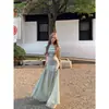 Nuevo vestido de punto verde de un hombro estilo francés para mujer 2026, perfecto para vacaciones en la playa, con cintura ajustada y elegante diseño largo