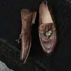 Mocassins Femininos com Fivela Prateada em Couro de Cavalo, Novo Estilo Outono, Couro Genuíno por Dentro e por Fora, Bico Redondo, Sapatos Baixos Planos de Cano Médio