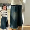 Jeans para niñas estilo primavera y otoño nuevo estilo ropa exterior para niñas pantalones rectos para bebé pantalones de pierna ancha con borde crudo para niños pequeños y medianos