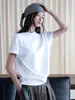 A nova coleção de outono da Loufu apresenta uma camiseta básica branca de manga curta com gola redonda, simples e estilosa, um top amigo da pele para mulheres