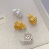 Diseño de Nicho Francés con Hojas Rizadas, Pluma de Zircón Incrustada Cobre Chapado en Oro Real, Pendientes de Plata 925 con Aguja de Lujo Accesible