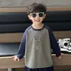 Nueva Ropa Infantil Otoño 2026: Suéter de manga raglán a rayas con estampado de letras estilo coreano para niños