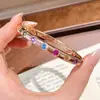 Pulsera Retro Dopamina Arcoíris Caramelo Europea y Americana para Mujer Lujo Ligero Elegante Simple Versátil Moderna Incrustada de Pedrería Brazalete Abierto
