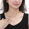 Nuevo Collar de Calcedonia China Ping'an Kou para Mujer Estilo Nuevo Lujo Ligero Diseño de Nicho Cadena para Clavícula Calcedonia Blanca Colgante con Toque de Alta Gama