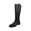Botas de caballero negras muy elegantes, estilo vintage nuevo, punta redonda, hebilla de letra metálica, cremallera lateral, tacón medio grueso, botas largas para mujer