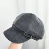 Boina versátil estilo coreano para mulheres para outono e inverno, moderna com fivela de cinto, boina de artista vintage de camurça de alta qualidade