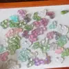 Colgantes de Mariposa de Calcedonia Blanco Hielo de Alta Calidad al por Mayor, Ágata Rosa Hielo, Collares de Mariposa de Jade Verde Aceite, Colgantes de Jade para Suministro de Transmisiones en Vivo