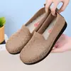 Zapatos de verano de malla transpirable de corte bajo con suelas blandas y ajuste ancho, zapatos casuales para mujer, mocasines slip-on huecos de fly-knit, zapatos de mamá