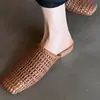 Zapatillas de Medio Uso Tejidas Huecas Estilo Retro para Mujer 2026 Nuevas de Verano Transpirables de Punta Cuadrada Suela Plana Sandalias de Exterior