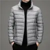Marca Otoño e Invierno Chaqueta Ligera de Plumas para Hombre, Estilo Corto con Cuello Alto y Capucha, Adecuada para Personas de Mediana Edad y Jóvenes, Delgada y Ligera, Rebaja de Liquidación