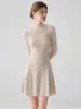 Elegante y estiloso vestido de punto 100% cachemir puro para mujer, de cuello semi-alto, longitud media, corte ajustado, que ciñe la cintura, adelgazante.