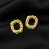 Pendientes pequeños con textura de metal, diseño de nicho europeo y americano, sencillos, modernos y combinables, de alta calidad y con un toque frío.