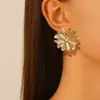 Pendientes Dorados de Flor Estilo Retro, Exquisito Diseño de Pétalo Ondulado, Adorno de Perla Central, Pendientes Elegantes Versátiles