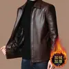 Jaqueta de couro Haining transfronteiriça para homens, novo estilo outono e inverno 2026, estilo pai, forrada com fleece, jaqueta espessa de pele de carneiro