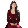 Hermoso y único ambiente de salón de estilo francés para ocasiones importantes, vestido de manga larga con cuello cuadrado y lazo rojo de otoño e invierno.