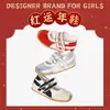 Zapatillas Snuffy para Niñas Modelo Año Nuevo 2026 Rojas Zapatos de Entrenamiento Alemanes para Niños Zapatos Casuales Bajos Transpirables de Suela Suave