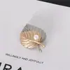 Estilo coreano vintage maple leaf broche de alta qualidade pérola corpete dupla camada folha pin mulheres camisola terno jaqueta acessórios