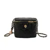 Bolsa pequena quadrada texturizada estilo coreano para mulheres no atacado, nova bolsa de ombro com corrente padrão diamante para o outono de 2026, bolsa transversal versátil de luxo leve