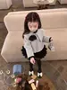 Roupas infantis estilo coreano coleção outono/inverno 2026: roupa de inverno moderna para meninas, com um casaco grosso de lã em um design curto inspirado em Chanel