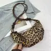 Bolsa de mão estilosa e única com estampa de leopardo para mulheres, nova coleção outono 2025, bolsa transversal de alta qualidade, bolsa moderna em formato de chifre