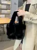 Bolsa de mão de pelúcia nova outono/inverno 2026, macia e quente, design simples, adequada para ir ao trabalho e fazer compras, bolsa de pulso