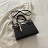 Bolsa de mão nova, elegante e fashion para o outono de 2026, simples e chique, com um design quadrado retrô, adequada como bolsa de ombro ou bolsa transversal para mulheres