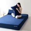 Manta tejida de grado A, sin costuras y sin presión, proporciona una experiencia de sueño cómoda y es adecuada para todas las estaciones.. Es una cubierta de cama transpirable diseñada para proteger tu colchón en el dormitorio.