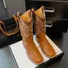 Botas vaqueras occidentales versátiles 2026 Otoño Tacón grueso Bordadas Sin cordones Botas de caballero Botas de montar retro de media pantorrilla Botas cortas para mujer
