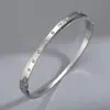 Pulsera de Acero Titanio Chapado en Diamante Plata de Lujo Ligero y Gama Alta Joyería Moda Europea y Americana Elegante Pulsera de Acero Inoxidable Joyería para Mujeres