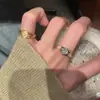 Anillo Cuadrado de Diamante Geométrico de Lujo Ligero de la Edad Media Circonita Incrustada Bicolor Diseño de Nicho de Alta Calidad Anillo para el Dedo de Alta Retención