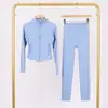 Conjunto Lulu Df de Chaqueta Corta con Cuello Alto y Pantalones Cropped con Etiqueta, En Stock Envío Directo, Corte Ajustado Cuello Alto, Cremallera Dorada Elástica