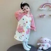 Bata de baño bordada con dibujos animados estilo coreano para niña, nueva colección otoño/invierno 2026 para estar en casa, pijama con capucha para niños, bata de baño para bebé niña